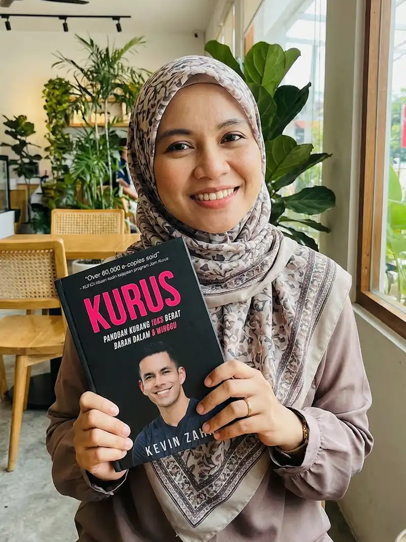 Wanita 30-an pegang Panduan KURUS Kevin Zahri