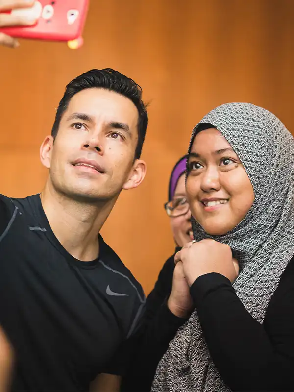 Kevin Zahri bersama peserta wanita