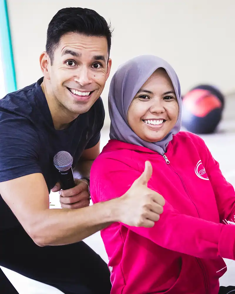 Kevin Zahri bersama peserta wanita